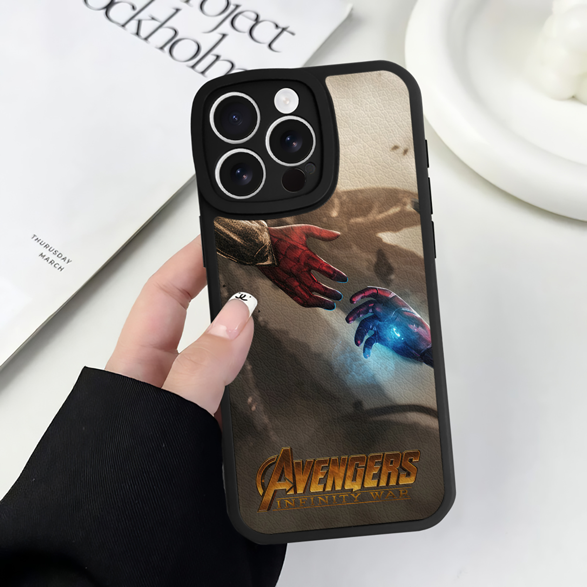 （画像用） アベンジャーズ The Avengers 【iPhone 16シリーズ対応】シリコンスマホケース（レザー調） 材質：シリコン